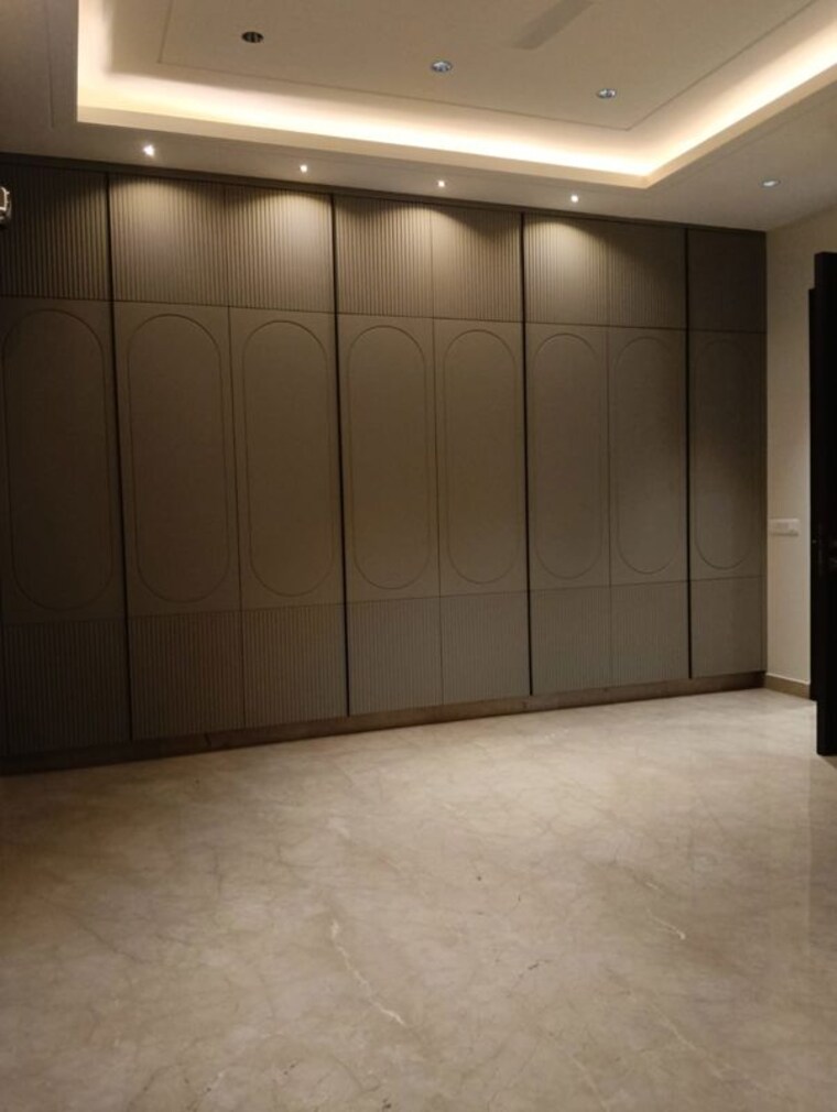 Room, kirti nagar 4 Bedroom 300 Sq.Ft. Builder Floor In Kirti Nagar Delhi 10378382