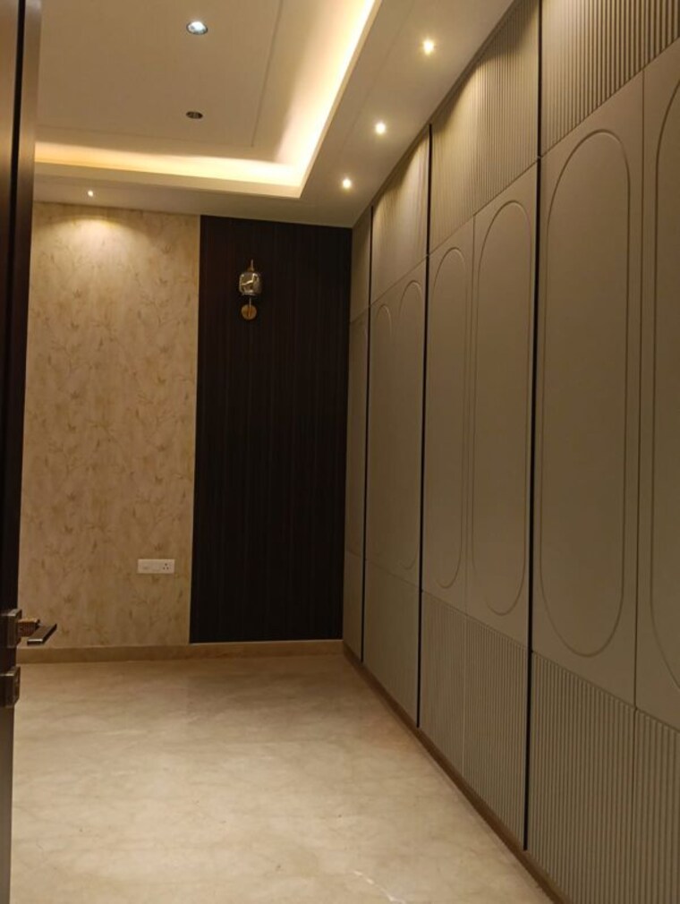 Room, kirti nagar 4 Bedroom 300 Sq.Ft. Builder Floor In Kirti Nagar Delhi 10378382