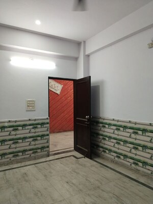 Room in 3 BHK Builder Floor at Sector 37 – for Rent