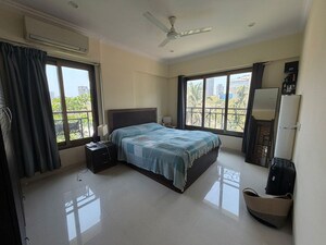Bedroom in 2 BHK Apartment at Khar West – for Rent