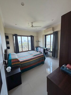 Bedroom in 2 BHK Apartment at Khar West – for Rent