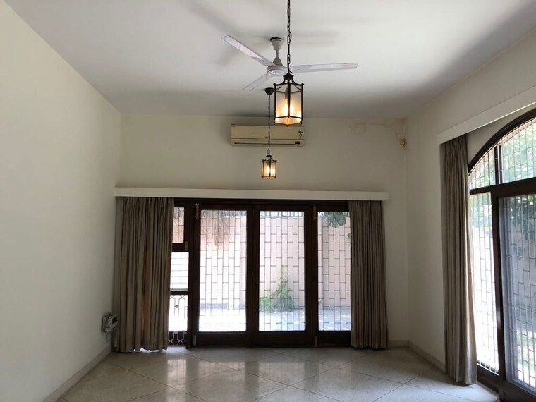 Room, shanti niketan 4 Bedroom 1200 Sq.Yd. Builder Floor In Shanti Niketan Delhi 10378607