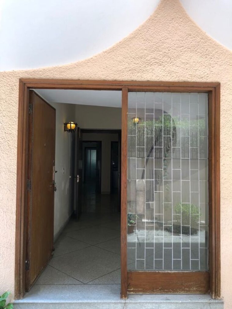 Room, shanti niketan 4 Bedroom 1200 Sq.Yd. Builder Floor In Shanti Niketan Delhi 10378607