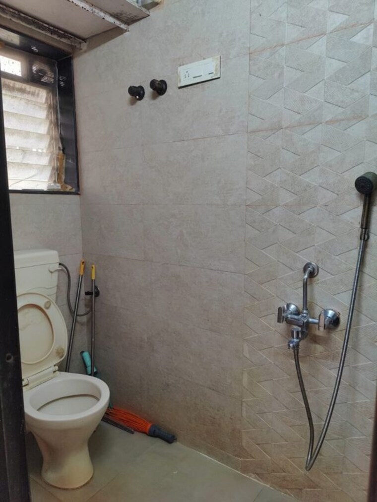 Bathroom, navin nagar 2.5 Bedroom 700 Sq.Ft. Apartment In Navin Nagar Mumbai 10378674