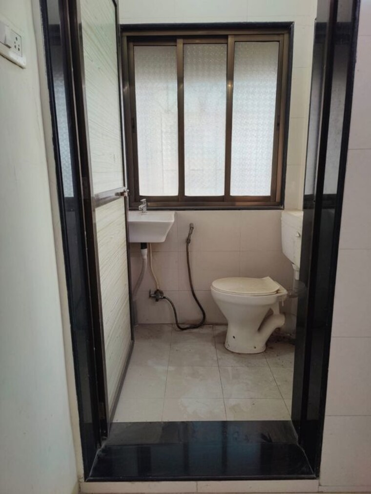 Bathroom, navin nagar 2.5 Bedroom 700 Sq.Ft. Apartment In Navin Nagar Mumbai 10378674