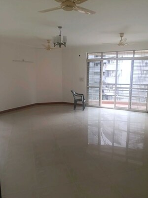 Room in 4 BHK Apartment at Eldeco Utopia, Sector 93a – for Rent
