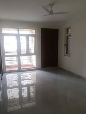 Room in 4 BHK Apartment at Eldeco Utopia, Sector 93a – for Rent