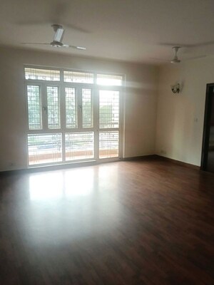Room in 4 BHK Apartment at Eldeco Utopia, Sector 93a – for Rent