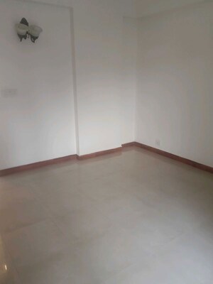 Room in 4 BHK Apartment at Eldeco Utopia, Sector 93a – for Rent