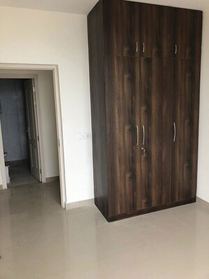 Room in 3 BHK Apartment at DLF The Skycourt, Sector 86 – for Rent