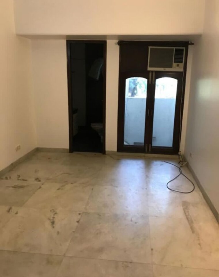 Room, masjid moth 3 Bedroom 300 Sq.Yd. Builder Floor In Masjid Moth Delhi 10378761