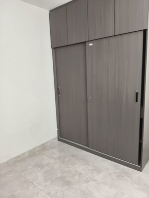 Room in 2.5 BHK Apartment at Signature Global City, Sector 37d – for Rent