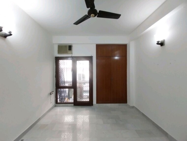 Room, west end colony 3 Bedroom 650 Sq.Yd. Builder Floor In West End Colony Delhi 10378822