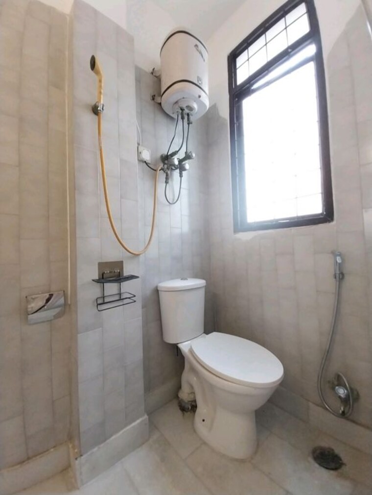 Bathroom, west end colony 3 Bedroom 650 Sq.Yd. Builder Floor In West End Colony Delhi 10378822