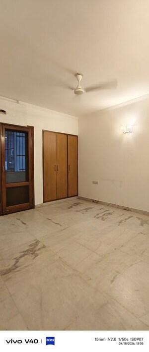 Room in 3 BHK Apartment at Defence Colony – for Rent