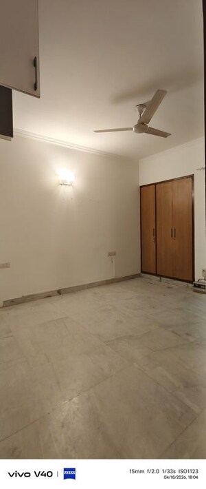 Room in 3 BHK Apartment at Defence Colony – for Rent