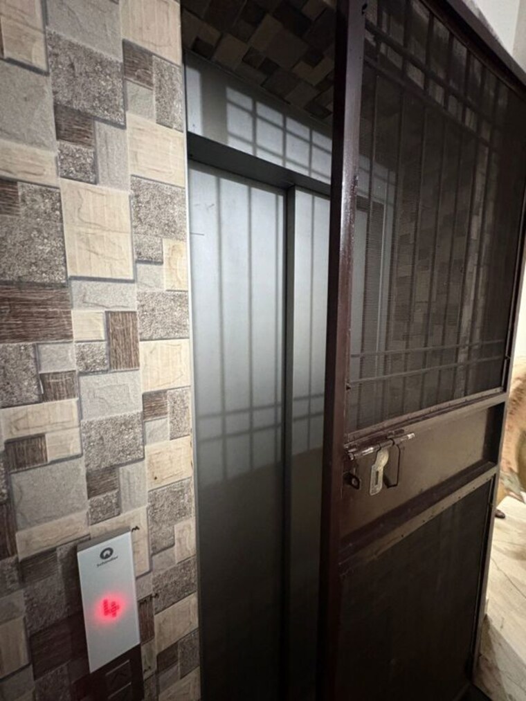 Bathroom, rajouri garden 3 Bedroom 160 Sq.Yd. Builder Floor In Rajouri Garden Delhi 10378925