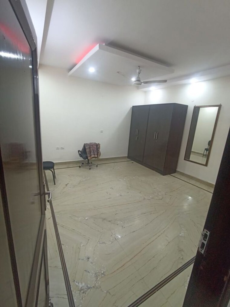 Room, rajouri garden 3 Bedroom 240 Sq.Yd. Builder Floor In Rajouri Garden Delhi 10378926