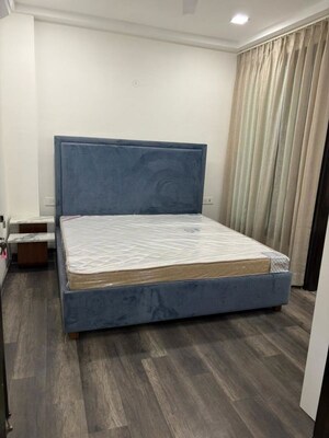 Bedroom in 4 BHK Builder Floor at Dlf Phase ii – for Rent
