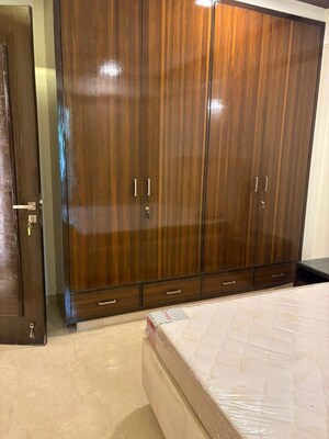 Room in 4 BHK Builder Floor at Dlf Phase ii – for Rent
