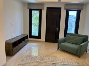 Bedroom in 4 BHK Builder Floor at Dlf Phase ii – for Rent