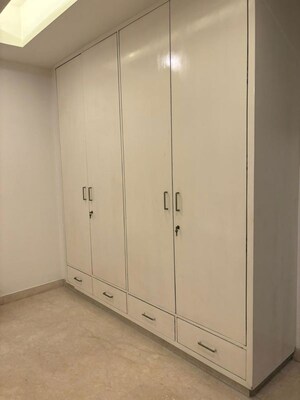 Room in 4 BHK Builder Floor at Dlf Phase ii – for Rent
