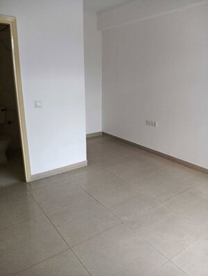 Room in 2.5 BHK Apartment at Gaur City 4th Avenue, Sector 4 Greater Noida – for Sale