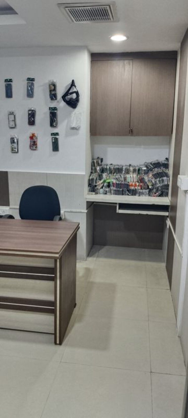 Bathroom, netaji subhash place Commercial Office Space 1000 Sq.Ft. In Netaji Subhash Place Delhi 10379013