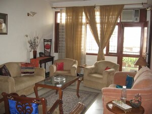 Living Room in 1 RK Independent House at Old Dlf – for Rent