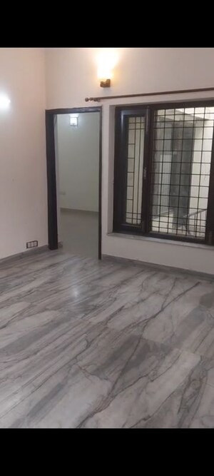 Room in 3 BHK Builder Floor at Sector 46 – for Rent