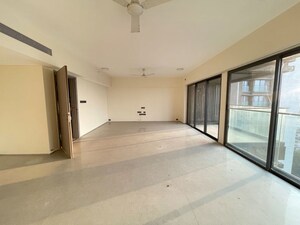 Room in 4 BHK Apartment at Rustomjee Paramount, Khar West – for Rent