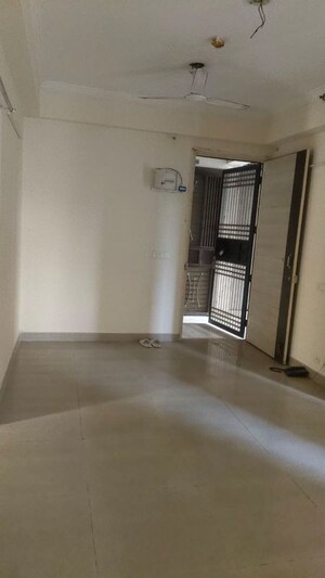 Room in 2 BHK Apartment at Gaur City 7th Avenue, Sector 4 Greater Noida – for Rent