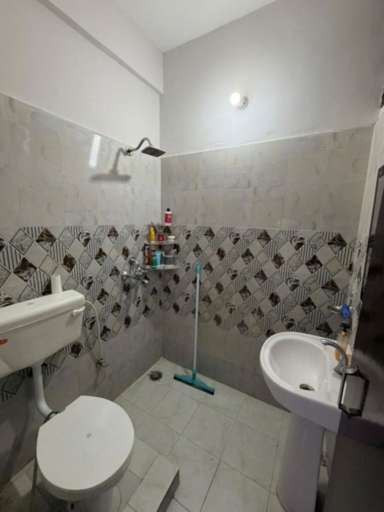 Bathroom, guru-nanak-enclave 3 Bedroom 990 Sq.Ft. Builder Floor In Dhakoli Zirakpur 10379143