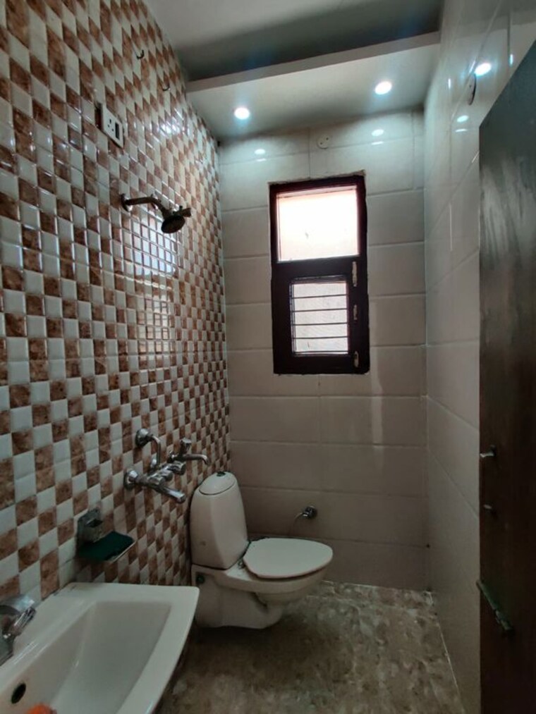 Bathroom, sector 5 3 Bedroom 150 Sq.Yd. Builder Floor In Sector 5 Panchkula 10379196