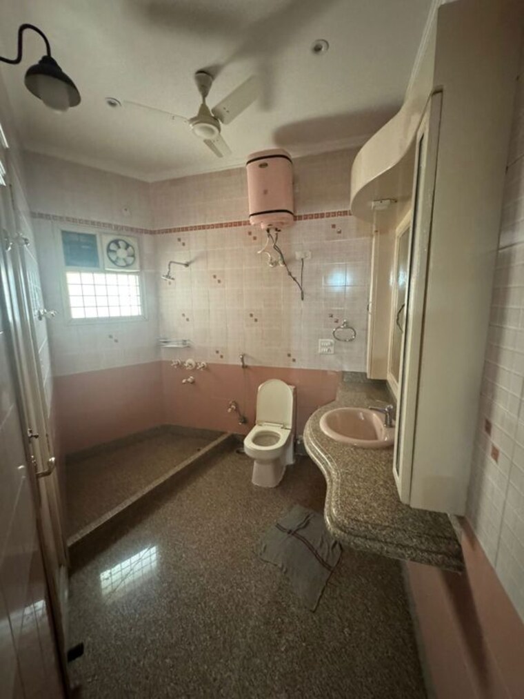 Bathroom, nehru enclave 4 Bedroom 2700 Sq.Ft. Builder Floor In Nehru Enclave Delhi 10379166