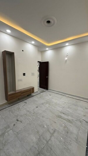 Room in 4 BHK Builder Floor at Green Fields Colony – for Rent