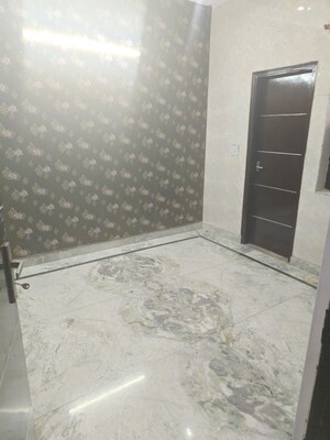 Room in 4 BHK Builder Floor at Green Fields Colony – for Rent