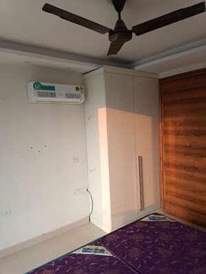 Room in 3 BHK Builder Floor at Sector 43 – for Rent