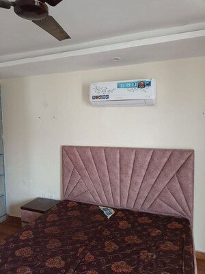 Bedroom in 3 BHK Builder Floor at Sector 43 – for Rent