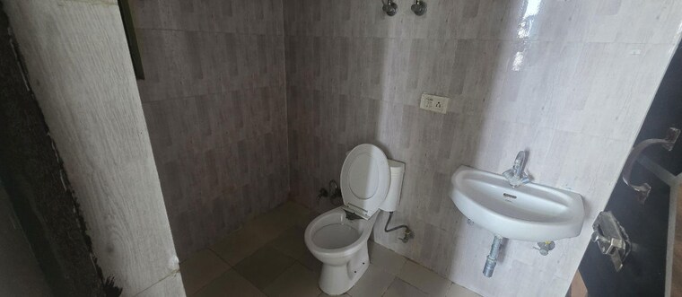 Bathroom, devika-skypers 2 Bedroom 800 Sq.Ft. Apartment In Raj Nagar Extension Ghaziabad 10379455