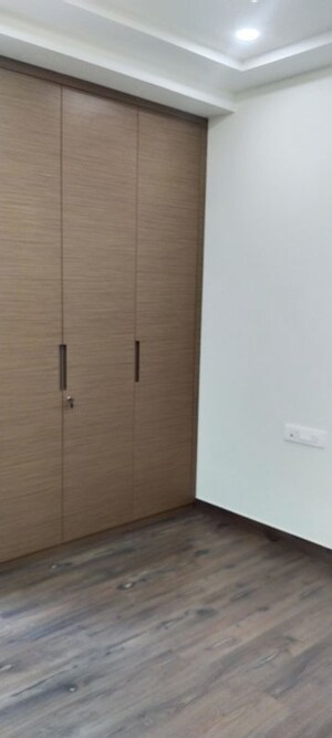 Room in 4 BHK Builder Floor at Green Park – for Rent