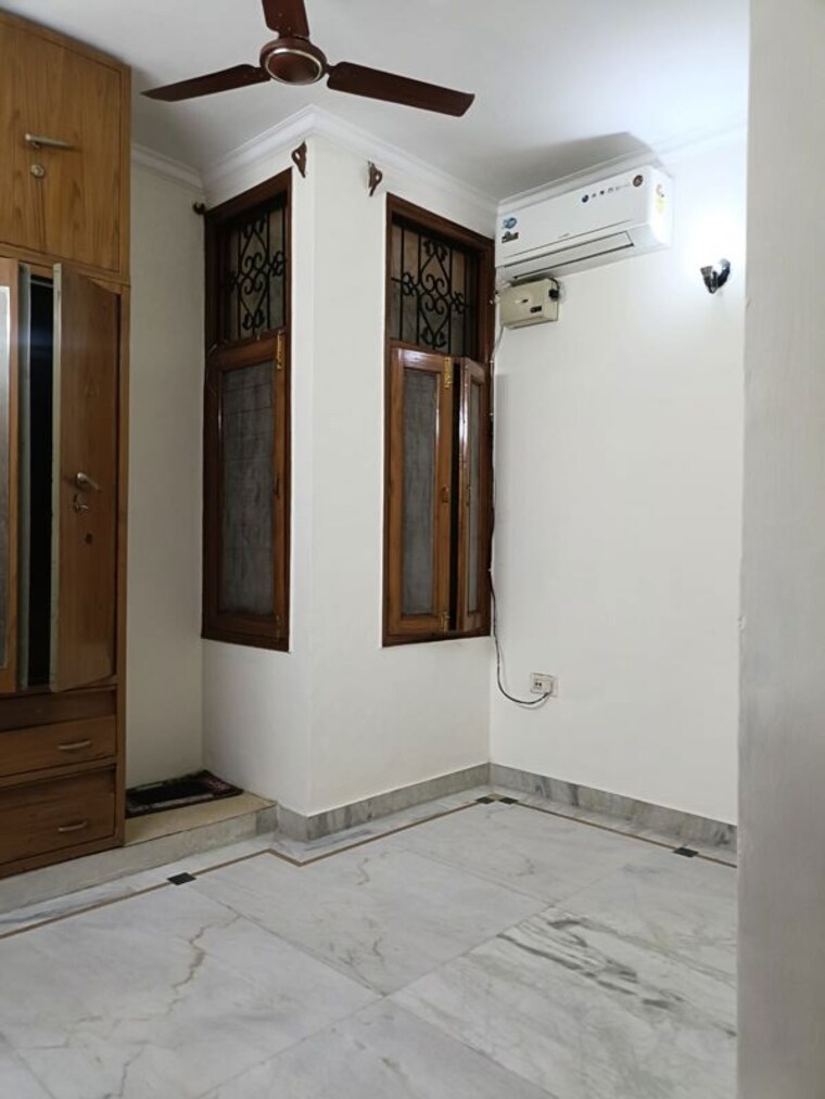 undefined, anand vihar 3 Bedroom 225 Sq.Yd. Builder Floor In Anand Vihar Delhi 10379525