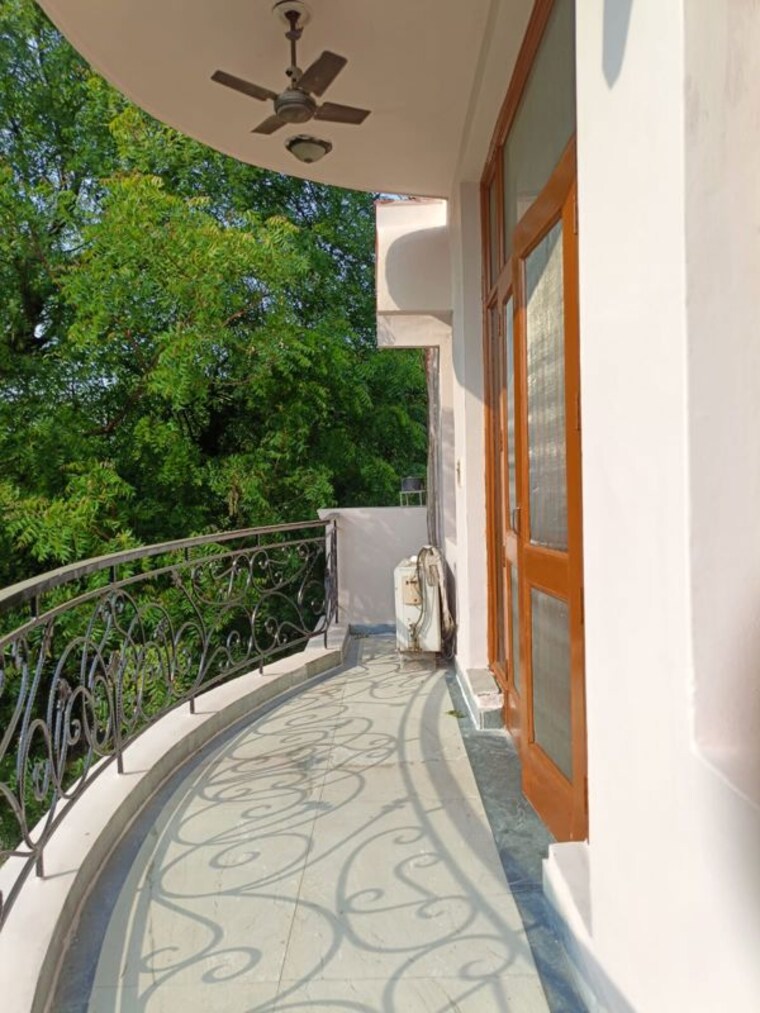 Balcony, anand vihar 3 Bedroom 225 Sq.Yd. Builder Floor In Anand Vihar Delhi 10379525