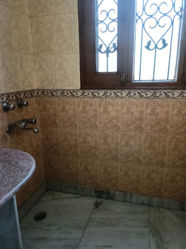Bathroom, anand vihar 3 Bedroom 225 Sq.Yd. Builder Floor In Anand Vihar Delhi 10379525