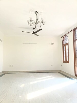 Room in 3 BHK Builder Floor at Anand Vihar – for Rent