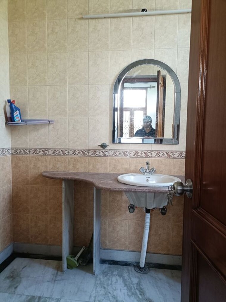 Kitchen, anand vihar 3 Bedroom 225 Sq.Yd. Builder Floor In Anand Vihar Delhi 10379525