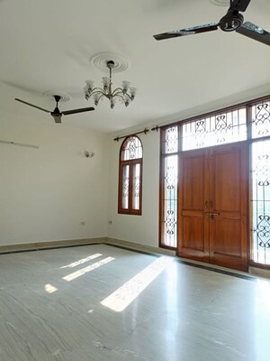 Room in 3 BHK Builder Floor at Anand Vihar – for Rent