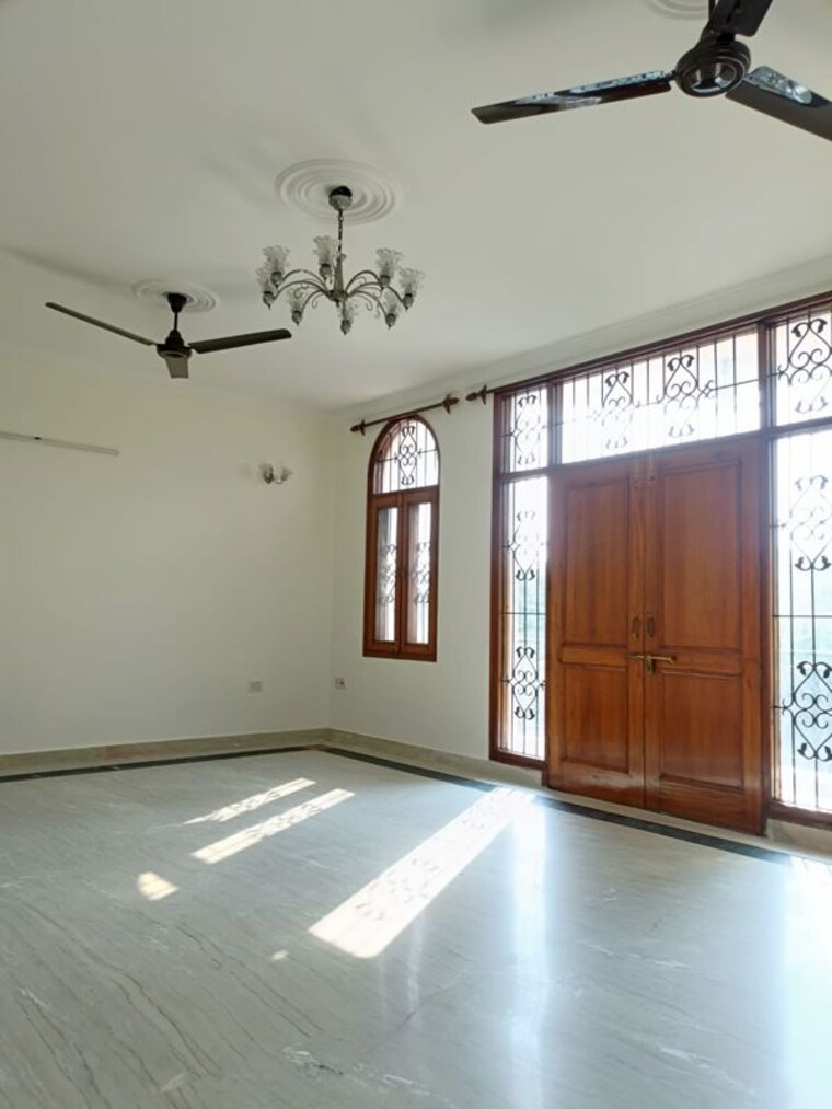 Room, anand vihar 3 Bedroom 225 Sq.Yd. Builder Floor In Anand Vihar Delhi 10379525