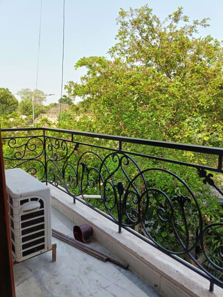 Balcony, anand vihar 3 Bedroom 225 Sq.Yd. Builder Floor In Anand Vihar Delhi 10379525