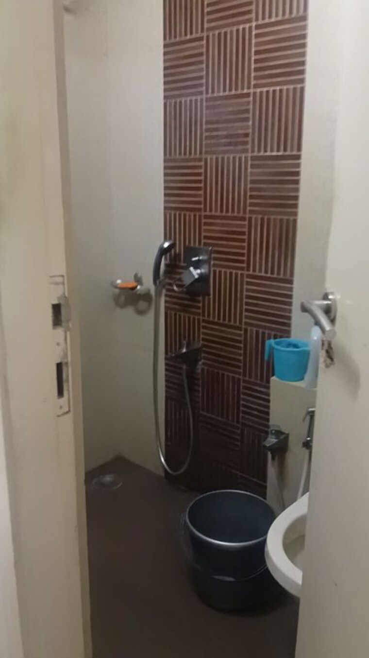 Bathroom, windsor-tower 3 Bedroom 1500 Sq.Ft. Apartment In Andheri West Mumbai 10379544